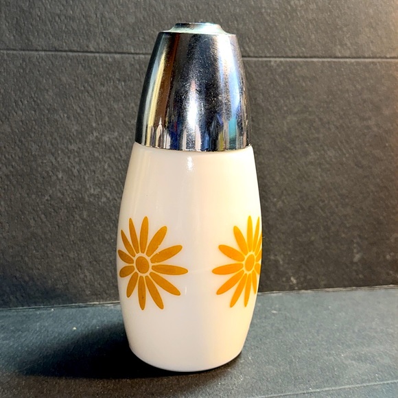 Vintage Retro Westinghouse Gemco shaker Milk Glass Yellow/mustard Flower - Picture 2 of 4